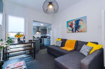 Stylish 3-Bed Home in Liverpool by 53 Degrees Property, Ideal Great for Large Groups & Business, Sleeps 8!, Liverpool (photo 2)