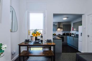 Stylish 3-Bed Home in Liverpool by 53 Degrees Property, Ideal Great for Large Groups & Business, Sleeps 8!, Liverpool (photo 3)