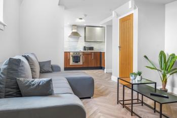 Modern Liverpool Retreat with Free Parking Ideal for Work and City Breaks, Liverpool (photo 5)