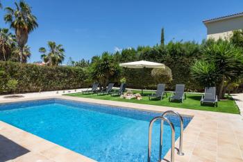 Villa Katerina - Luxury 4-BR Retreat with Private Pool & BBQ Area, Peyia (Foto 2)