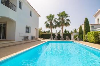 Villa Fortuna - Elegant 3BR Retreat near Coral Bay Beach, Peyia (Foto 3)