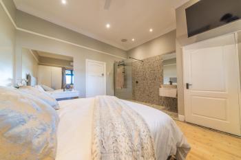 Room 3 - LEO Sky Guest House, Simondium (фото 3)