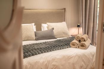 Room 1 - LEO Sky Guest House, Simondium (photo 5)