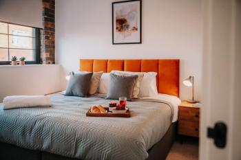 Spacious 2-Bed Home - Sleeps 6, Parking & Ultra-Fast Wi-Fi, Birmingham (photo 2)