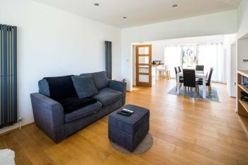 Elegant 2BD House with Garden and Decked Patio, London (photo 3)