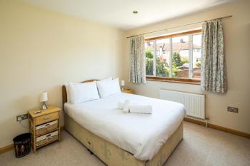 Elegant 2BD House with Garden and Decked Patio, London (photo 5)