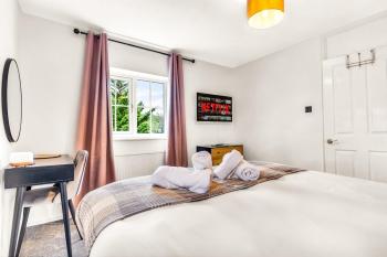 Wheatley House - Great Location - Free Parking, Self-Check-In, Fast Wifi and Smart TVs by Yoko Property, Milton Keynes (foto 5)