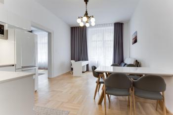 Historic Center - Stylish Family Apartment with Balcony Next to River, Прага (фото 4)