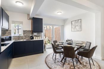 Studio at Tube Station Sleeps 3 Private Bathroom shared Kitchen 4, Edgware (photo 3)