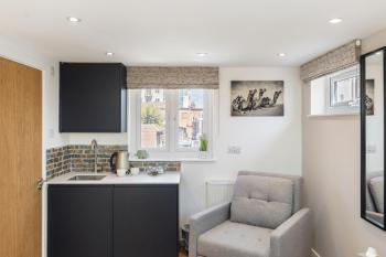 Studio at Tube Station Sleeps 3 Private Bathroom shared Kitchen 4, Edgware (photo 5)
