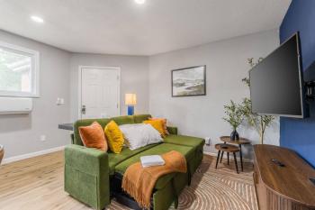 Mid century APT, KING bed + desk, Канзас-Сити (фото 4)
