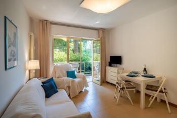 GuestHost - Modern Escape with Pool & Sunny Terrace, San Remo (foto 3)