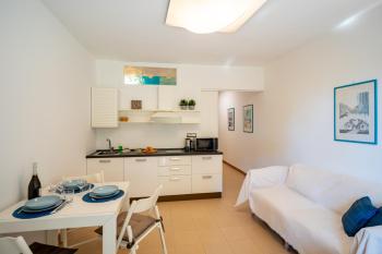 GuestHost - Modern Escape with Pool & Sunny Terrace, San Remo (foto 5)
