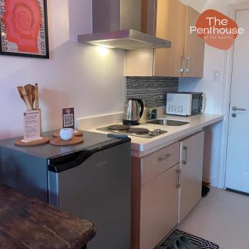 New Topfloor Studio in QC with Balcony Good for 3, Manila (Foto 4)