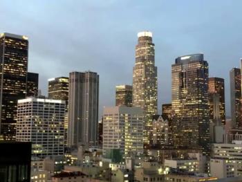 Stunning 3BR High-rise with Pool, Spa & Rooftop Views, Los Angeles (fotografie 3)