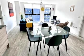 Sleeps 4 Central Ensuite - Parking & CityView, Manchester (photo 3)
