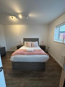 Spacious 2 Beds with Gated Free parking WIFI,NETFLIX No Deposit Required, Birmingham (photo 2)