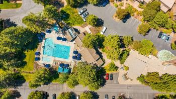 Alpine Studio at Mount Bachelor Village Resort with Pool and Hot Tub, Бенд (фото 3)