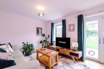 Spacious & Bright 2-Bed Home by 53 Degrees Property, Perfect for Couples with Parking & Garden, Mánchester (foto 3)
