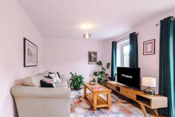 Spacious & Bright 2-Bed Home by 53 Degrees Property, Perfect for Couples with Parking & Garden, Mánchester (foto 5)