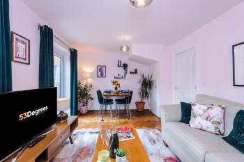 Spacious & Bright 2-Bed Home by 53 Degrees Property, Perfect for Couples with Parking & Garden, Mánchester (foto 4)