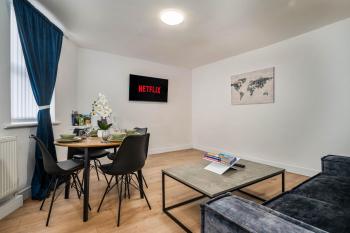 Beautiful 3BR Flat near LFC Stadium - Sleeps 8, Liverpool (photo 4)