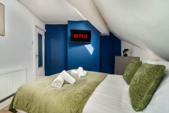 Beautiful 3BR Flat near LFC Stadium - Sleeps 8, Liverpool (photo 3)