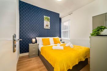 Beautiful 3BR Flat near LFC Stadium - Sleeps 8, Liverpool (photo 2)