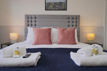 Beech Palace - Stylish 3Bed Home with Private Garden, Free Parking & Netflix, Coventry (foto 2)