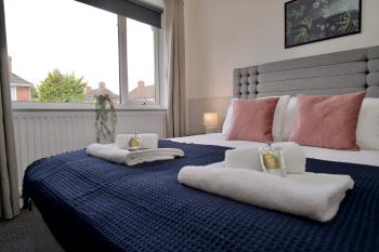 Beech Palace - Stylish 3Bed Home with Private Garden, Free Parking & Netflix, Coventry (foto 3)