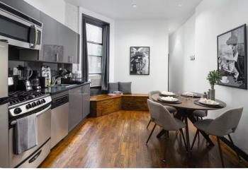 Spacious 4Bd with Backyard in Manhattan, New York (photo 2)