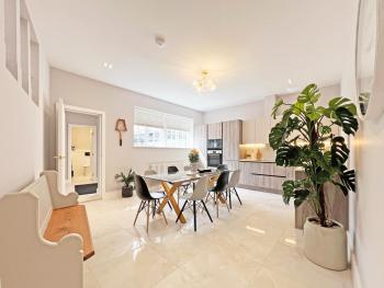 Incredible Luxury Windsor Long Walk 4 Bedroom Home With Free Driveway Parking, Windsor (photo 3)