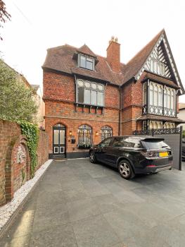 Incredible Luxury Windsor Long Walk 4 Bedroom Home With Free Driveway Parking, Windsor (photo 2)
