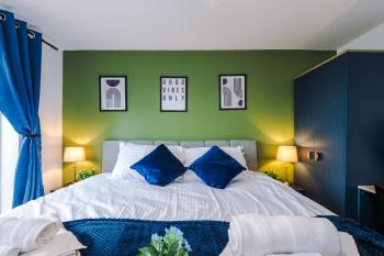 The Salford Allure - Contemporary & Chic 2BR for Business & City Escapes for 6 - Near Media City & Manchester City Centre - Hosted by Parydise Properties, Manchester (photo 3)