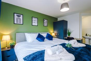 The Salford Allure - Contemporary & Chic 2BR for Business & City Escapes for 6 - Near Media City & Manchester City Centre - Hosted by Parydise Properties, Manchester (photo 5)