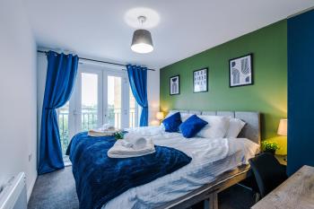The Salford Allure - Contemporary & Chic 2BR for Business & City Escapes for 6 - Near Media City & Manchester City Centre - Hosted by Parydise Properties, Manchester (photo 2)
