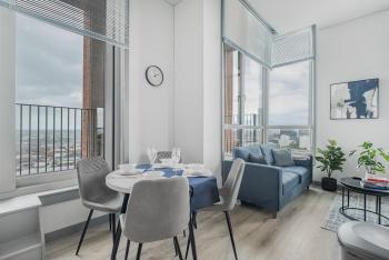 Skyline Views 3BR Duplex Penthouse with Balcony - Brand New, Birmingham (Foto 3)