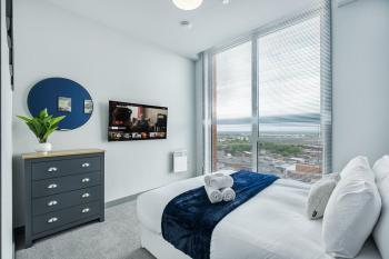 Skyline Views 3BR Duplex Penthouse with Balcony - Brand New, Birmingham (Foto 5)
