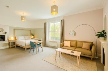 Central studio flat with parking permit, Bath (photo 2)