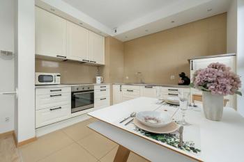 Cozy Apartment Wrocław with Garage Access by Noclegi Renters, Breslau (Foto 3)