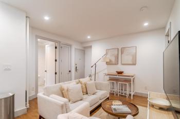 Stylish 3BR 2BA East Village Apartment Steps from Tompkins Square Park, New York (Foto 5)