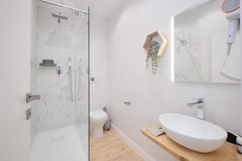 Camera con bagno privato, balcone, parcheggio gratis, 20 min dal Colosseo, Rome (photo 3)