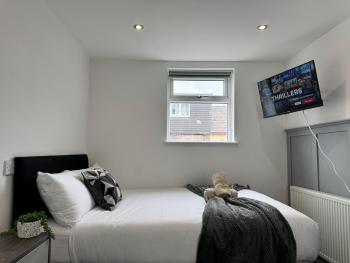 6B 3Bath - Free Parking - TVs In EVERY Room, Liverpool (photo 5)
