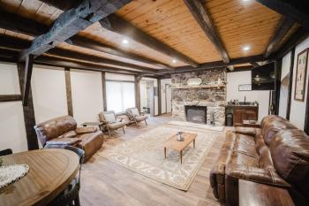 13 Beds, 17 Guests with Hot tub only 15Mins to Sunday River, Newry (фото 2)