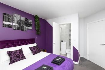 Stonecliffe Thirty Five By Alt-Stay - 3 Bed Contractor and Relocation Accommodation with Ensuite Bedroom, Parking, Kitchen, Laundry, Pool Table, Fast Wi Fi and Smart TV - Long Stay Ready with Weekly and Monthly Rates, Leeds (Foto 2)