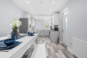 Four Bedroom House by Brookland Stays Serviced Accommodation Short Lets Manchester with Free WiFi, Manchester (photo 4)