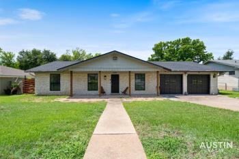 Backyard w Deck, Yoga Space 3BR 2BA Home Parking Near Domain by Austin Vacay, Austin (zdjęcie 3)