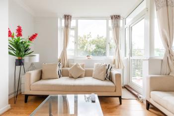 Bright 3-Bedroom Flat Parking 4KTV & Balcony, London (photo 2)