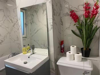Bright 3-Bedroom Flat Parking 4KTV & Balcony, London (photo 3)