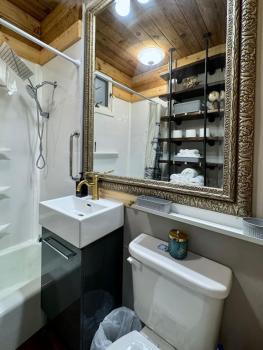 Comfy, Close to Downtown with Lake & Lift Bridge Views, Duluth (photo 5)
